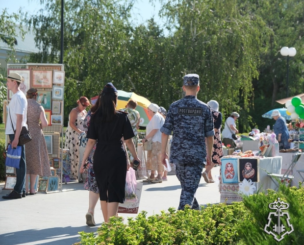 РОСГВАРДЕЙЦЫ ОБЕСПЕЧИЛИ БЕЗОПАСНОСТЬ ПРАЗДНОВАНИЯ ДНЯ СЕМЬИ, ЛЮБВИ И ВЕРНОСТИ В АСТРАХАНИ