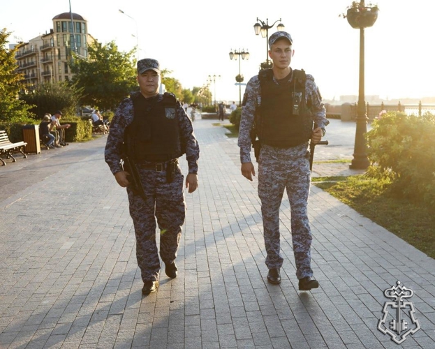 РОСГВАРДЕЙЦЫ ВЫВЕЛИ 10 ЧЕЛОВЕК ИЗ ГОРЯЩЕГО ДОМА В АСТРАХАНИ