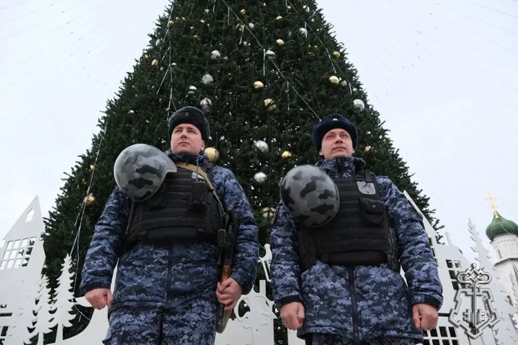 СОТРУДНИКИ ВНЕВЕДОМСТВЕННОЙ ОХРАНЫ РОСГВАРДИИ РАССКАЗАЛИ АСТРАХАНЦАМ О МЕРАХ БЕЗОПАСНОСТИ В НОВОГОДНИЕ ПРАЗДНИКИ