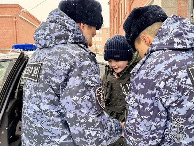 В РАМКАХ АКЦИИ «ЕЛКА ЖЕЛАНИЙ» РОСГВАРДЕЙЦЫ ИСПОЛНИЛИ МЕЧТУ ВОСПИТАННИКА «ГВАРДЕЙСКОЙ СМЕНЫ» В АСТРАХАНИ