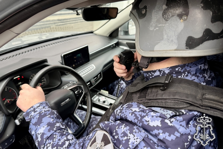 Росгвардейцы задержали несовершеннолетнюю астраханку, пытавшуюся вынести из магазина неоплаченный товар