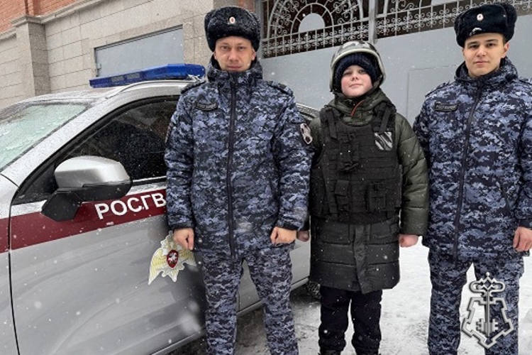 В РАМКАХ АКЦИИ «ЕЛКА ЖЕЛАНИЙ» РОСГВАРДЕЙЦЫ ИСПОЛНИЛИ МЕЧТУ ВОСПИТАННИКА «ГВАРДЕЙСКОЙ СМЕНЫ» В АСТРАХАНИ