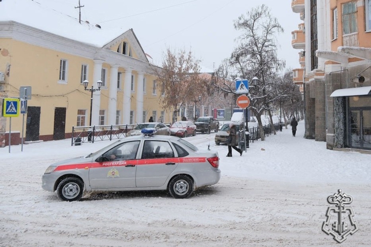 СОТРУДНИКИ ВНЕВЕДОМСТВЕННОЙ ОХРАНЫ РОСГВАРДИИ ПОМОГАЮТ АВТОМОБИЛИСТАМ ПОСЛЕ СНЕГОПАДОВ В АСТРАХАНСКОЙ ОБЛАСТИ