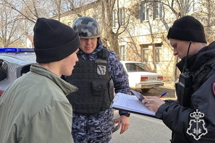 Сотрудник ОМОН Росгвардии задержал в Астрахани мужчину, который размахивал предметом, похожим на пистолет 