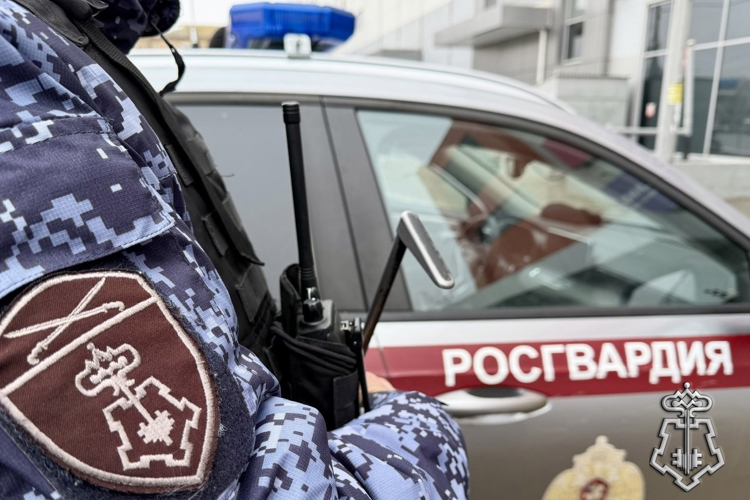 Экипаж вневедомственной охраны Росгвардии предотвратил незаконное проникновение в торговый центр в Астрахани