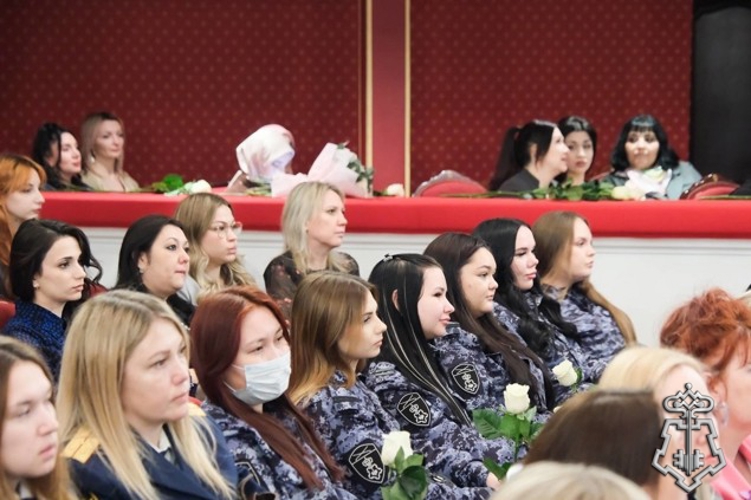В преддверии 8 марта росгвардейцы поздравили женщин-сослуживцев в Астрахани