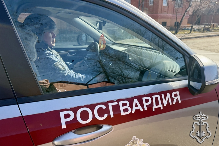 Росгвардейцы задержали жителя приграничья, который хотел вынести неоплаченную косметику из астраханского магазина
