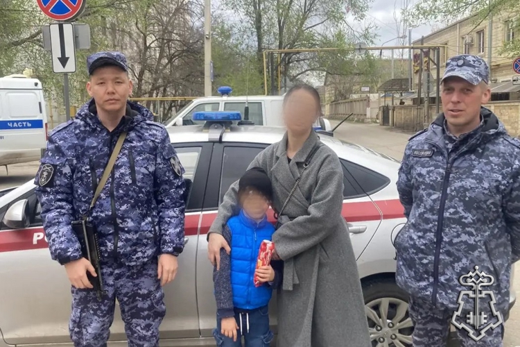В Астрахани сотрудники Росгвардии нашли и вернули маме потерявшегося ребенка