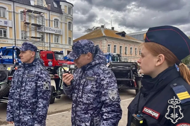 Росгвардейцы во взаимодействии с силовыми ведомствами обеспечили безопасность торжественного старта ралли-рейда «Золото Кагана — 2026»