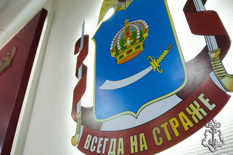 Росгвардейцы задержали в Астрахани покупателей с рюкзаком неоплаченных продуктов