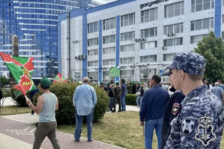 Начальник Управления Росгвардии принял участие в памятном мероприятии на Петровской набережной Астрахани