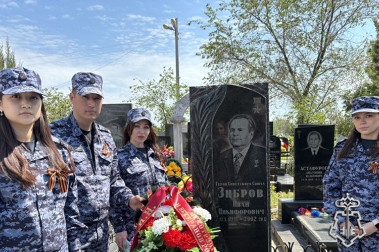 В Астрахани росгвардейцы привели в порядок захоронения участников Великой Отечественной войны