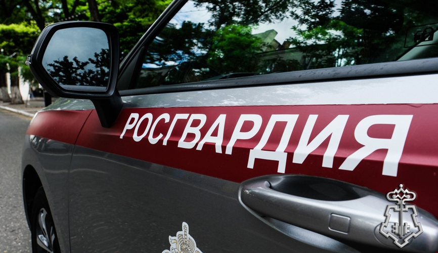 Сотрудники вневедомственной охраны оказали помощь астраханцу, получившему солнечный удар