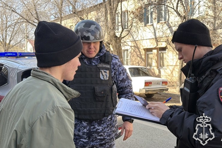 В Астрахани задержали мужчину с оружием