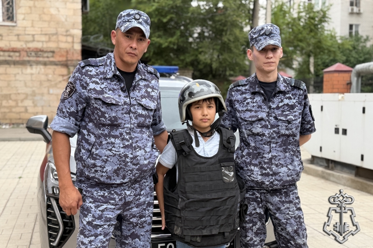 РОСГВАРДИЯ ПОДАРИЛА ДЕТЯМ, НАХОДЯЩИМСЯ В ТРУДНОЙ ЖИЗНЕННОЙ СИТУАЦИИ, НЕЗАБЫВАЕМЫЕ КАНИКУЛЫ В АСТРАХАНИ