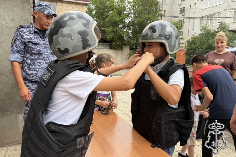 РОСГВАРДИЯ ПОДАРИЛА ДЕТЯМ, НАХОДЯЩИМСЯ В ТРУДНОЙ ЖИЗНЕННОЙ СИТУАЦИИ, НЕЗАБЫВАЕМЫЕ КАНИКУЛЫ В АСТРАХАНИ