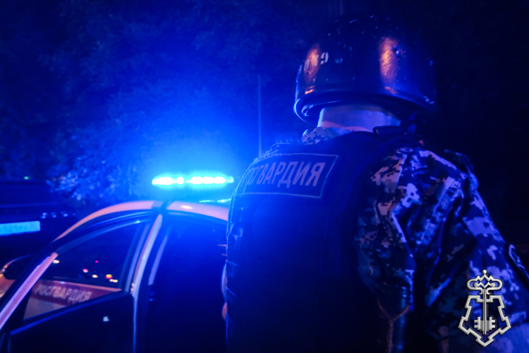 Росгвардейцы в Астрахани помогли пенсионерке вернуться домой