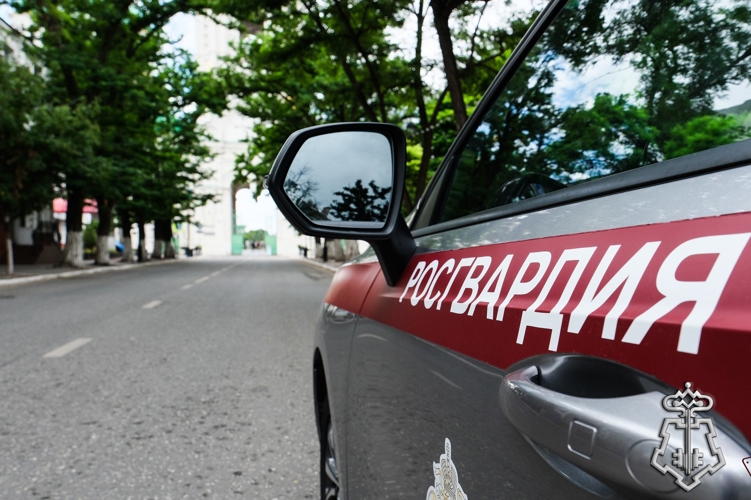 Экипаж Росгвардии задержал в астраханском детском саду женщину, устроившую скандал из-за долга