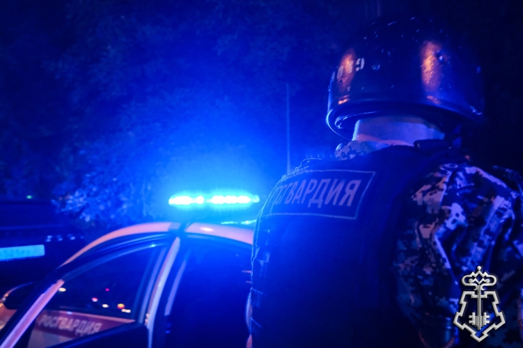 Наряд вневедомственной охраны Росгвардии задержал астраханца, повредившего имущество в караоке-баре
