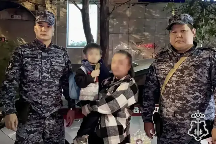 Экипаж вневедомственной охраны Росгвардии вернул домой потерявшегося в Астрахани мальчика 